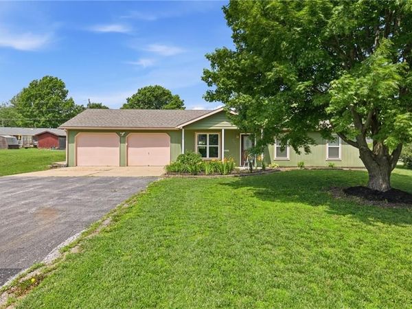 204 Harker Drive, McLouth, KS 66054