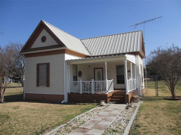 608 N Colorado Street , Whitney, TX 76692