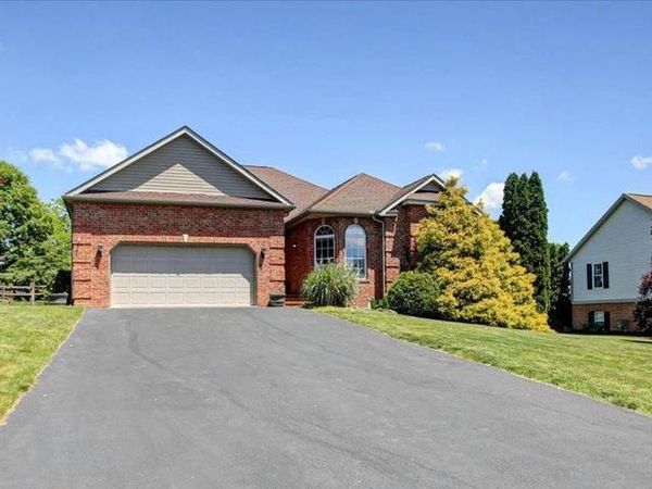 1983 FARMALL DRIVE, GREENCASTLE, PA 17225