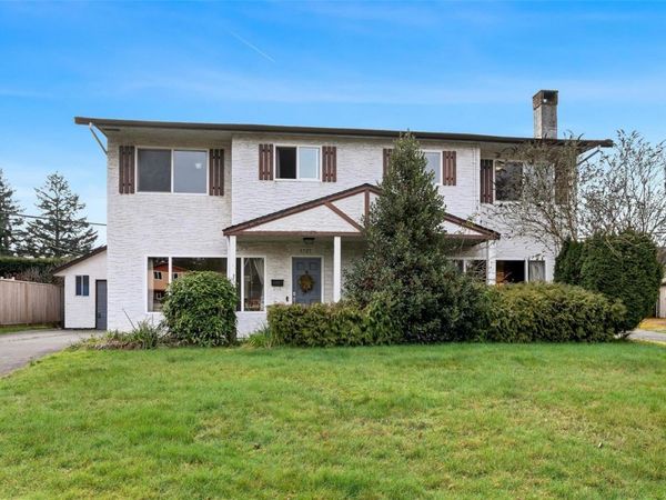 1725/1727 Ashdale Pl , Saanich, BC V8N 1P1