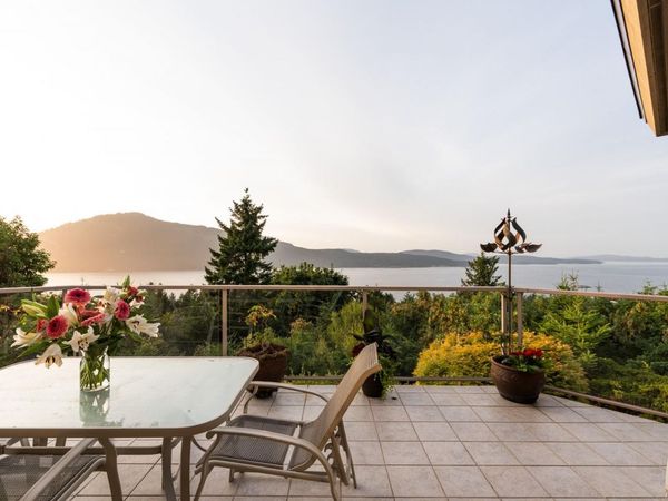 11406 Sycamore Dr , North Saanich, BC V8L 5J9
