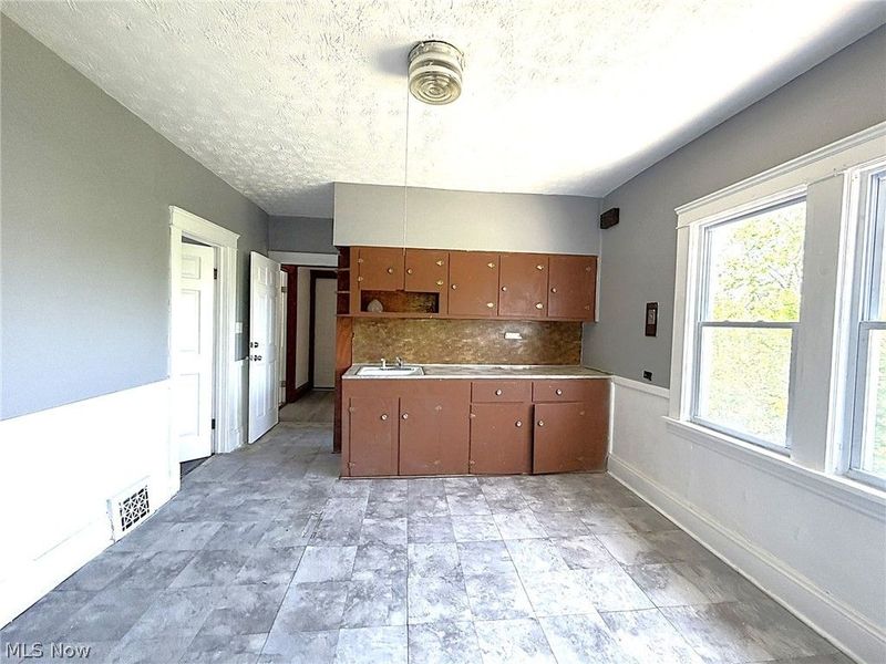 10514 Lamontier Avenue, Cleveland, OH 44104 Photo 36