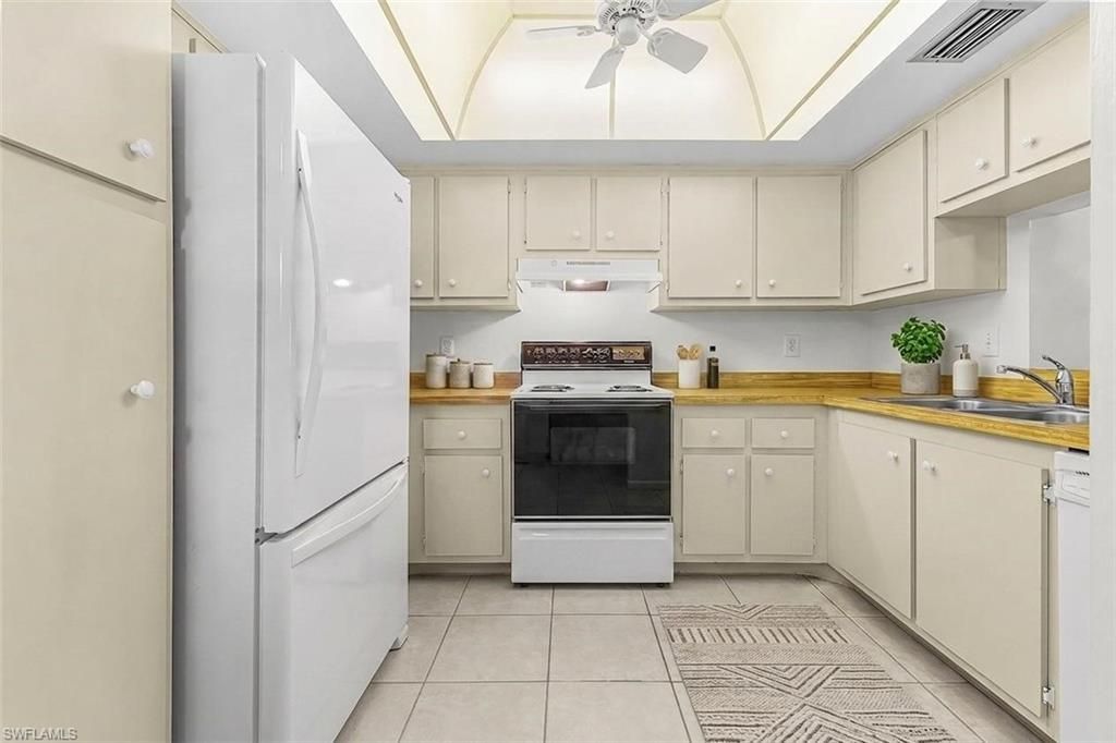 1733 Courtyard Way, Unit B205, Naples, FL 34112 Photo