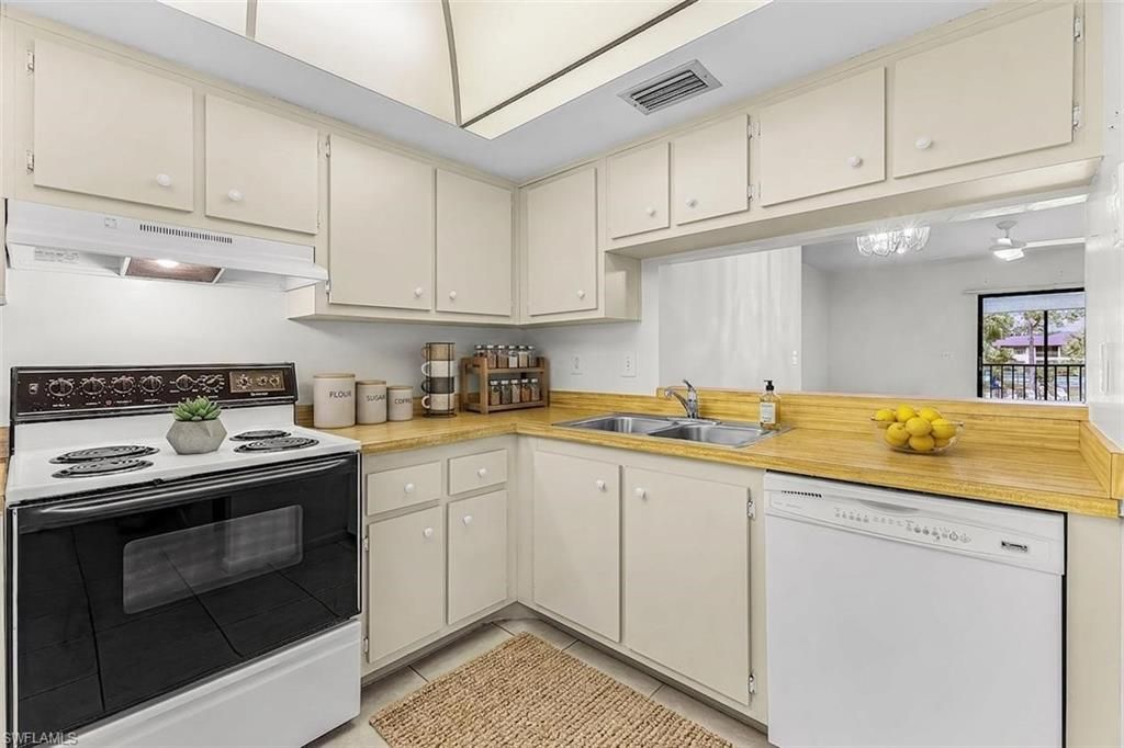1733 Courtyard Way, Unit B205, Naples, FL 34112 Photo