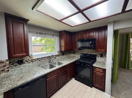 8700 Brittany Park Dr, Sacramento, CA 95828 Photo