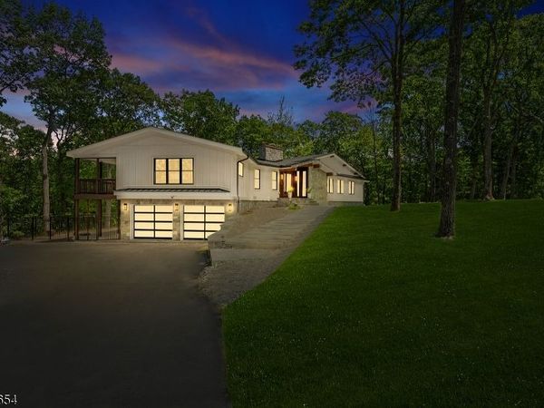 9 Hilltop Rd, Kinnelon, NJ 07405