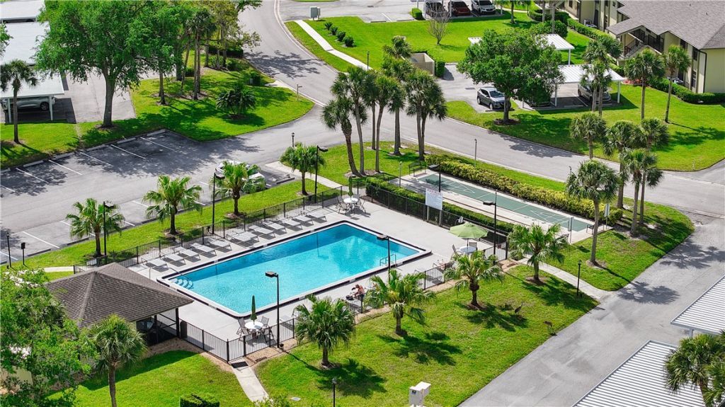 29 Plantation Drive, Unit 202, Vero Beach, FL 32966 Photo
