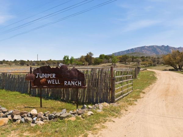 10262 W TOUGH COUNTRY Trail, Skull Valley, AZ 86338