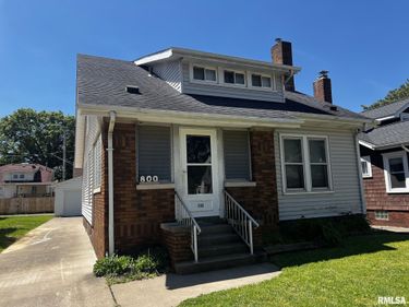 800 W MEADOWS Place, Peoria, IL 61604