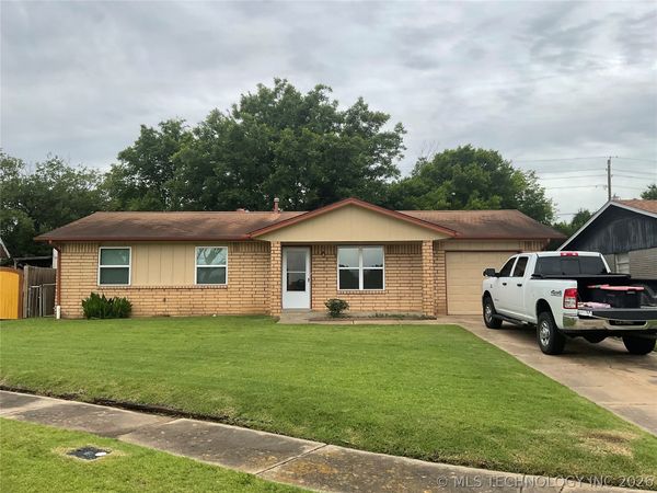 318 S 161st Place E, Tulsa, OK 74108