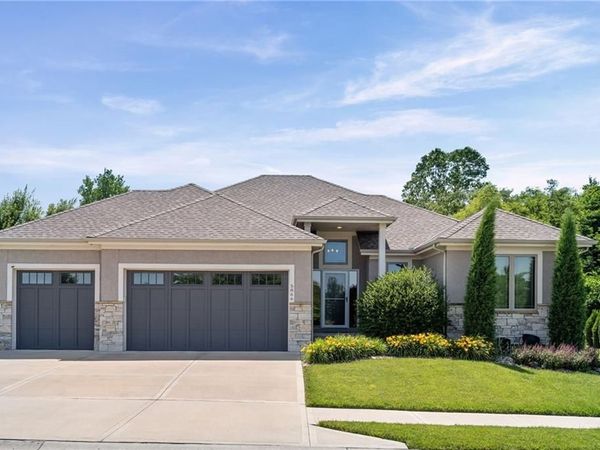 5866 S National Drive, Parkville, MO 64152