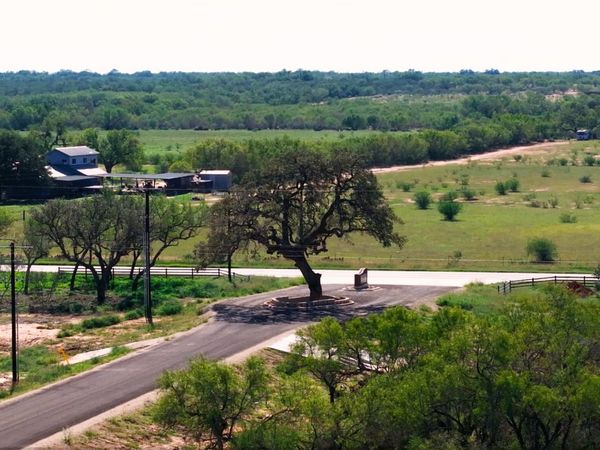120 CR 2644, Moore, TX 78057