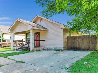 1315 E ARLINGTON Avenue, Fort Worth, TX 76104