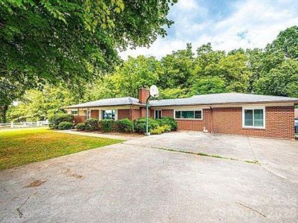 2089 Connelly Springs Road , Lenoir, NC 28645