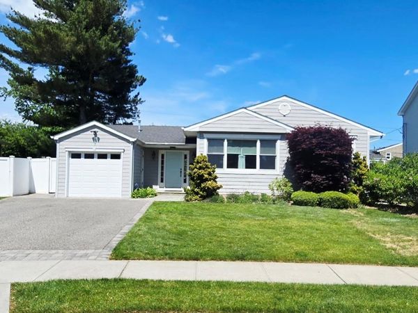 7 Eva Lane, Plainview, NY 11803