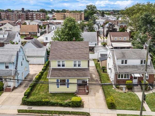 205 Roslyn Road , Mineola, NY 11501