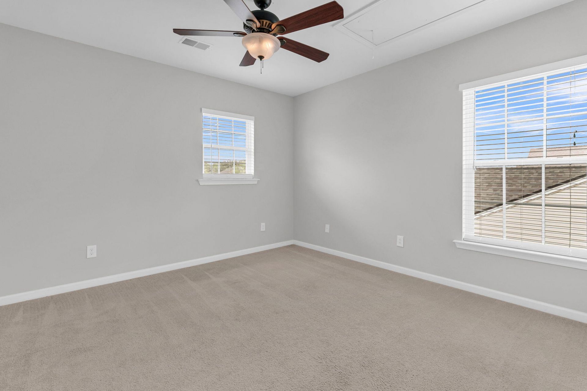 136 Mayfield Drive Photo 27