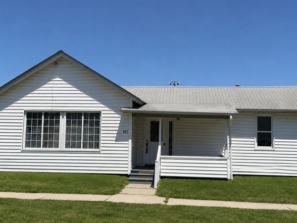 912 Solfisburg Avenue , Aurora, IL 60505
