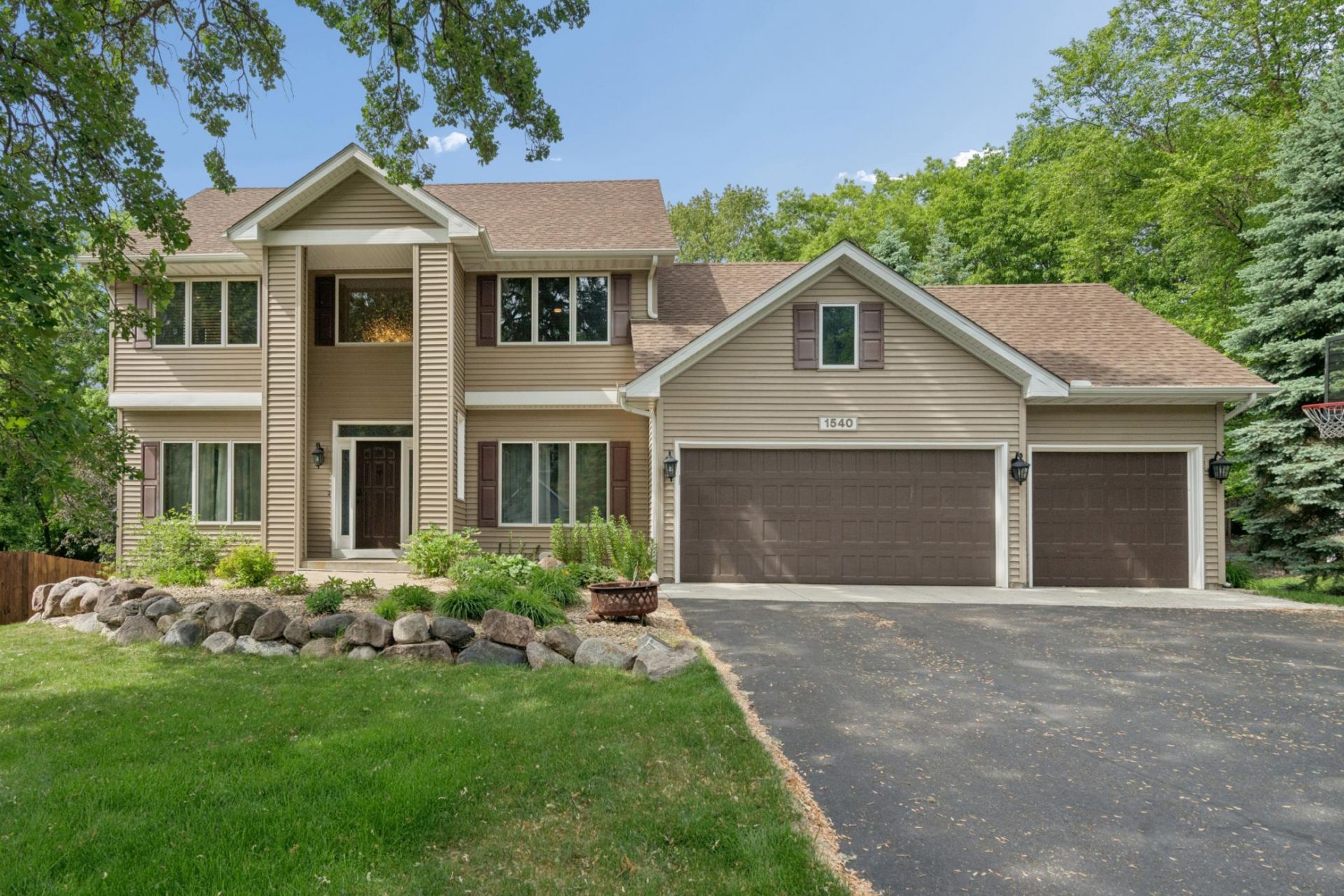 1540 Viewcrest Lane, Burnsville, MN 55337