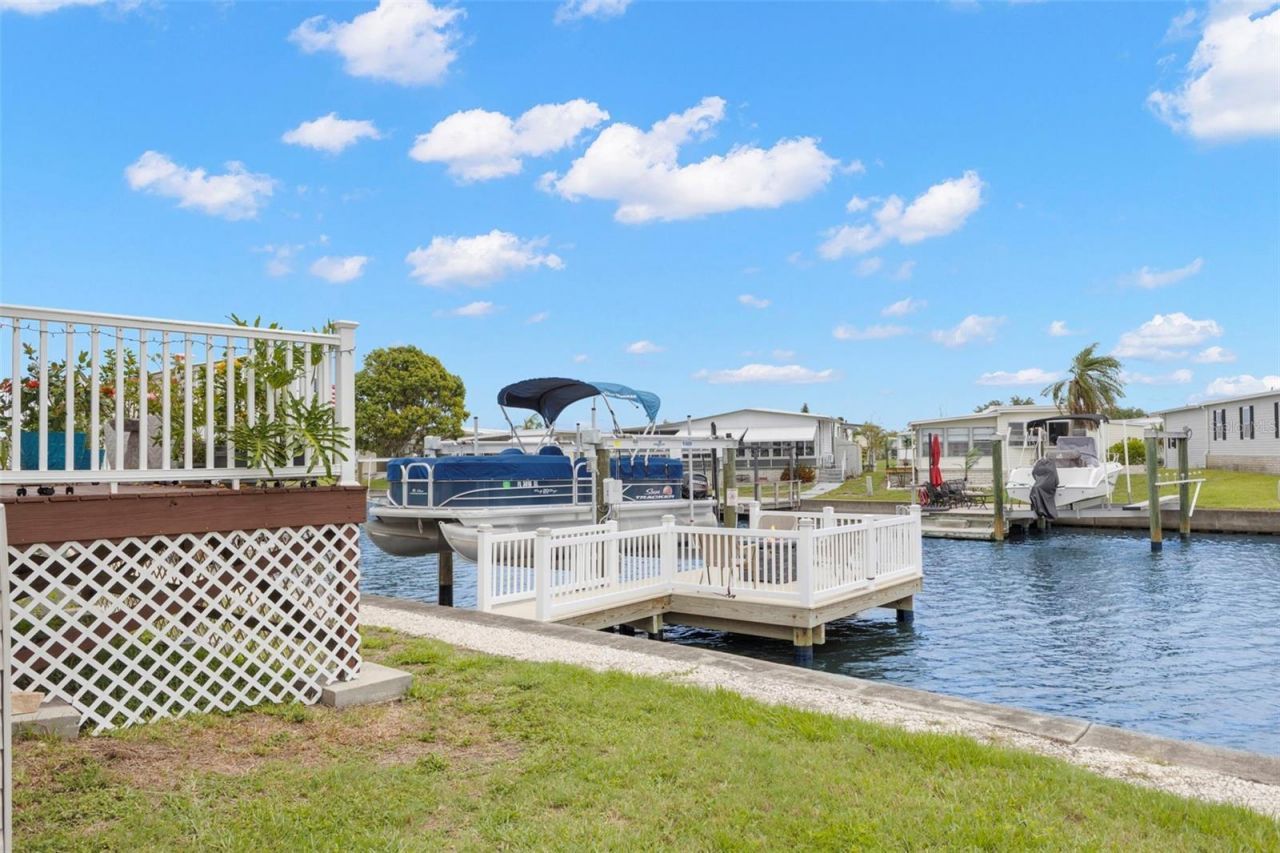 124 Americana Court Ne, Unit 214, Saint Petersburg, FL 33702 Photo