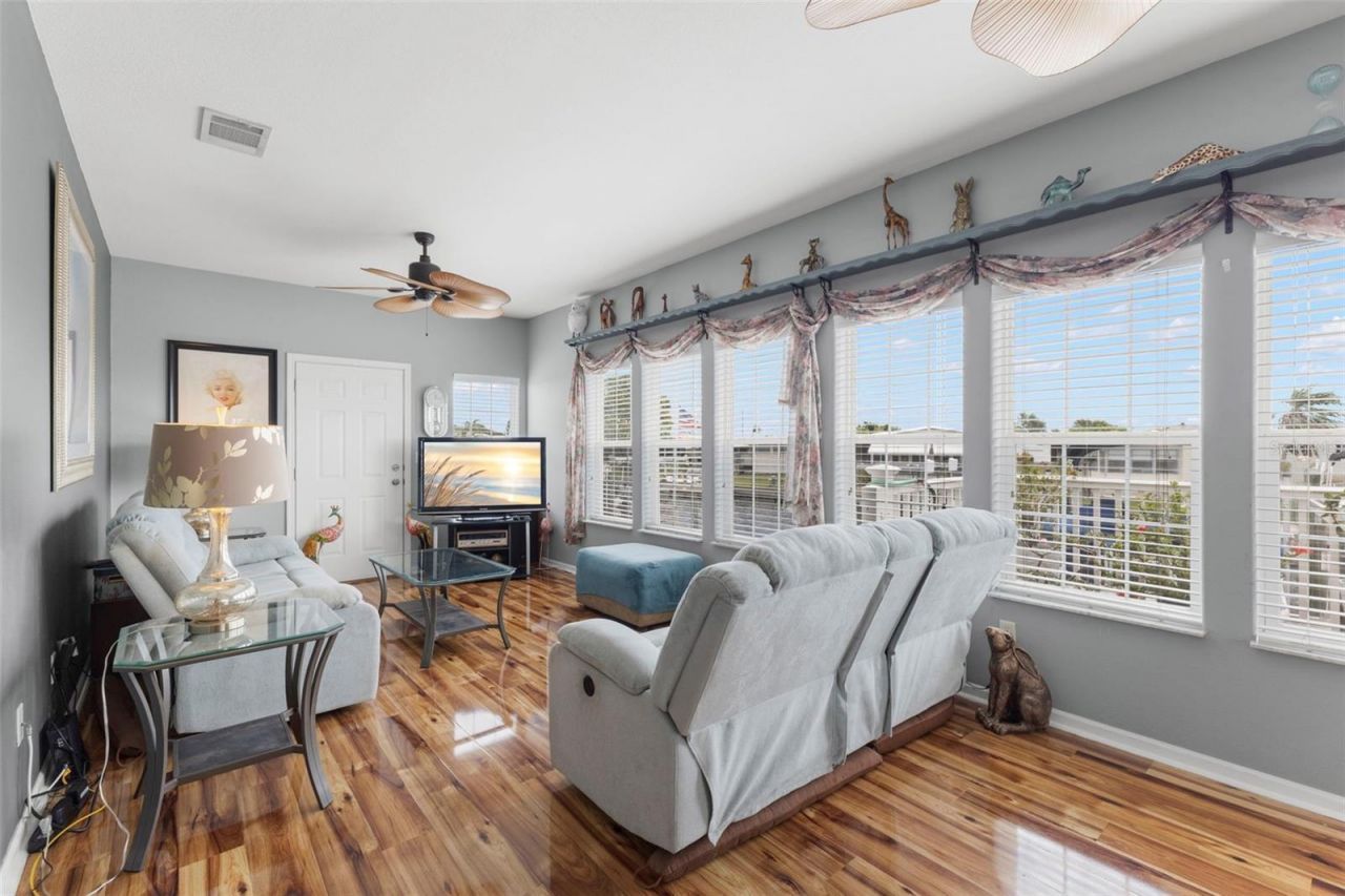 124 Americana Court Ne, Unit 214, Saint Petersburg, FL 33702 Photo