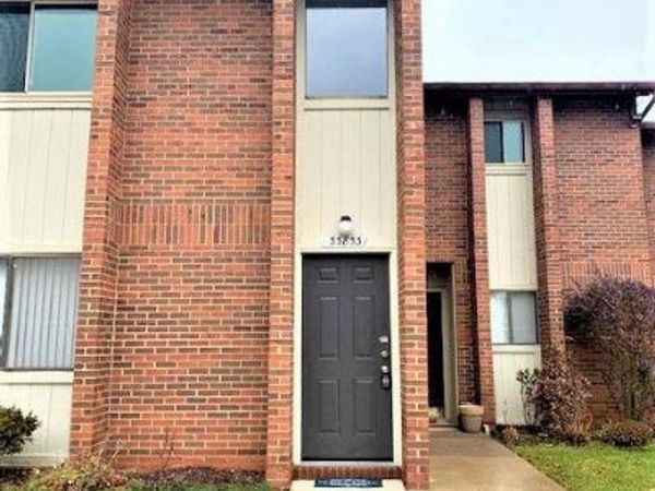 33853 PONDVIEW Circle, Livonia, MI 48152