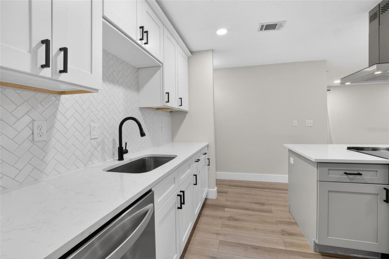 5326 S Russell Street , Tampa, FL 33611 Photo