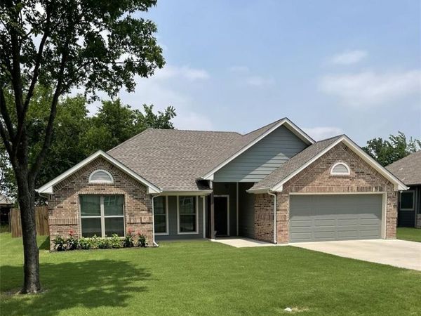 700 E Walcott Street , Pilot Point, TX 76258