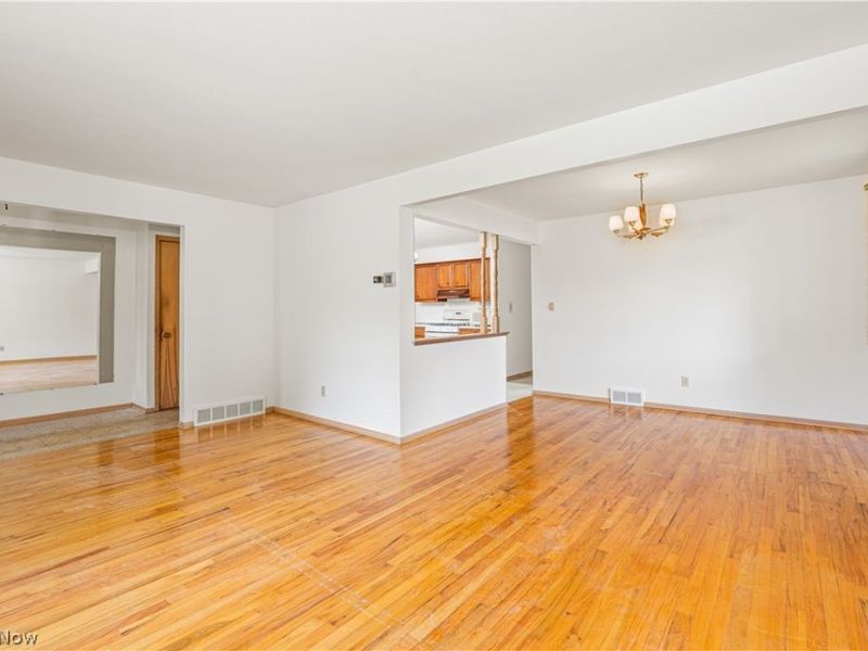 6879 Middlebrook Boulevard, Middleburg Heights, OH 44130 Photo 5