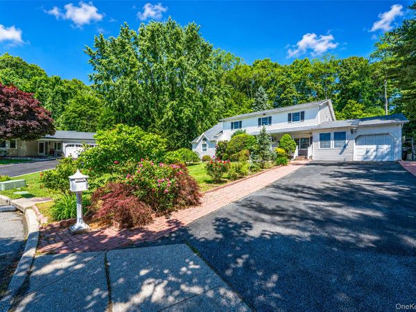 7 New Jersey Court, Dix Hills, NY 11746