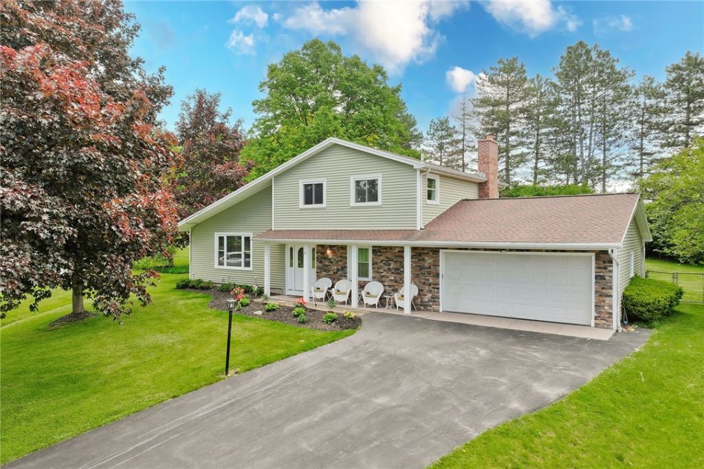 27 Center Crossing Crossing, Fairport, NY 14450 Main Photo