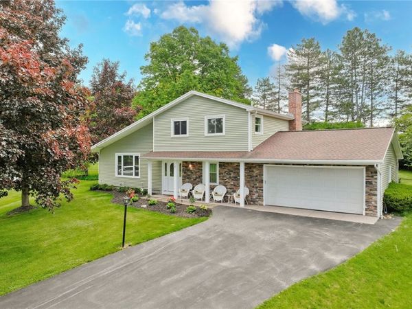 27 Center Crossing Crossing, Fairport, NY 14450