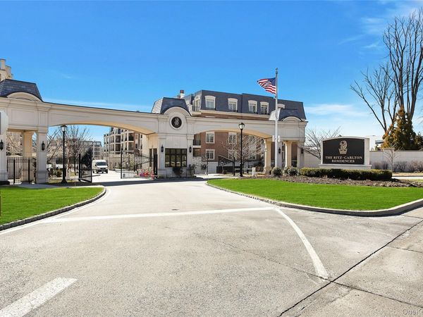 1000 Royal Court , Unit 1105, North Hills, NY 11030
