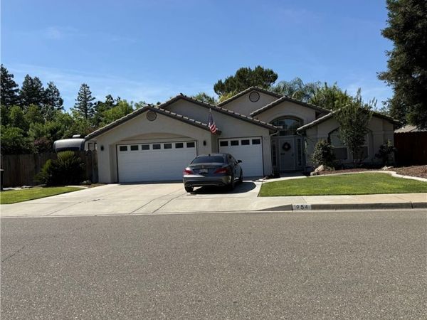 954 Calaveras, Chowchilla, CA 93610