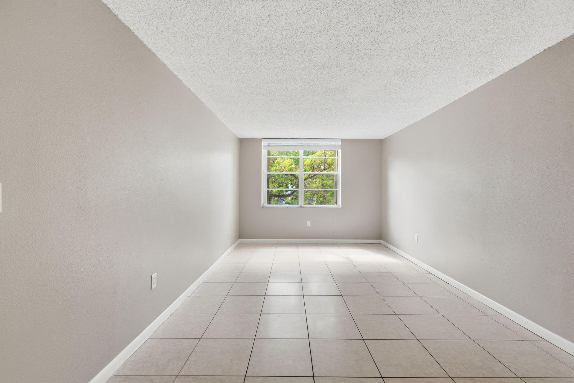 9360 Fontainebleau Boulevard, Unit Apt 310, Miami, FL 33172 Photo