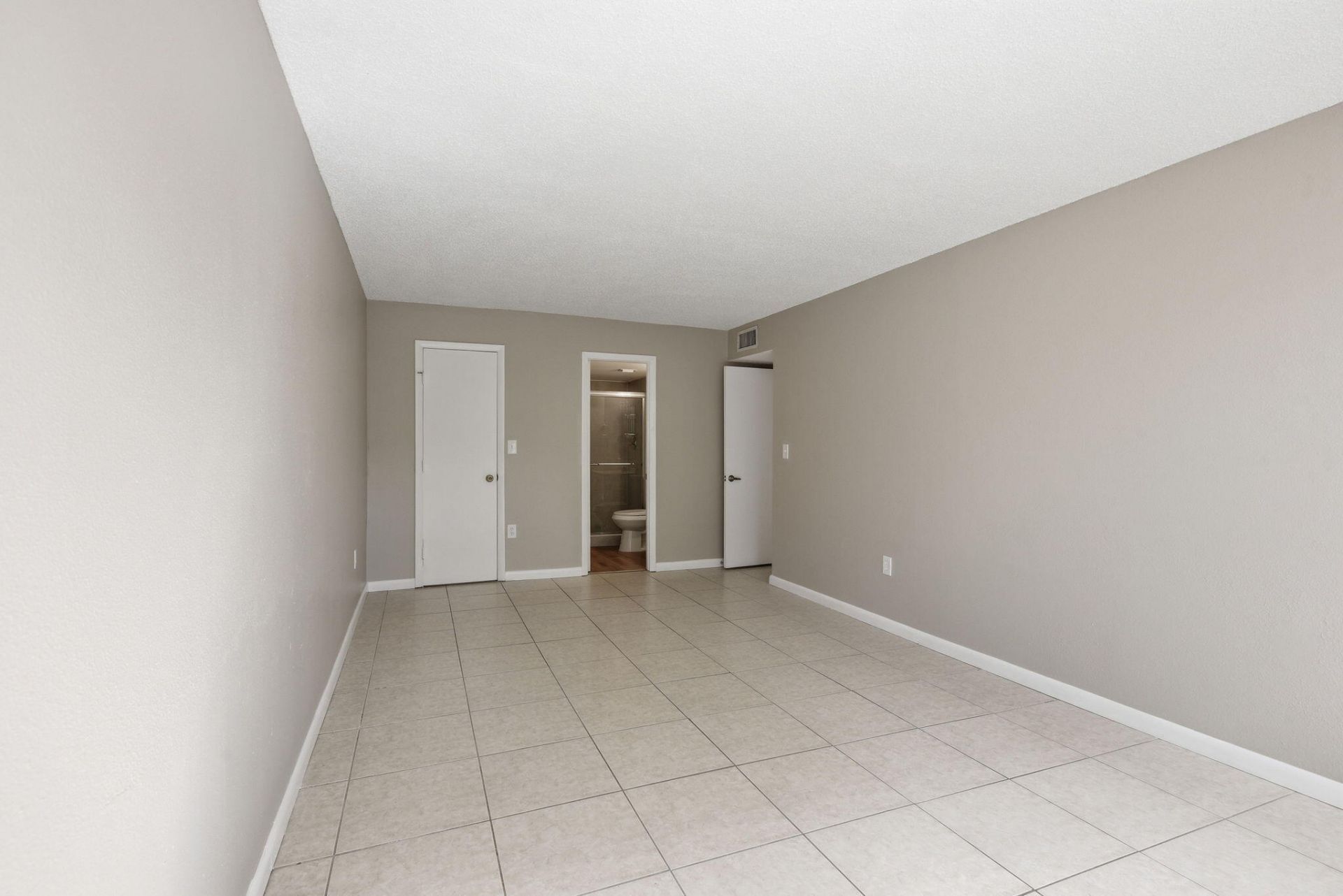 9360 Fontainebleau Boulevard, Unit Apt 310, Miami, FL 33172 Photo