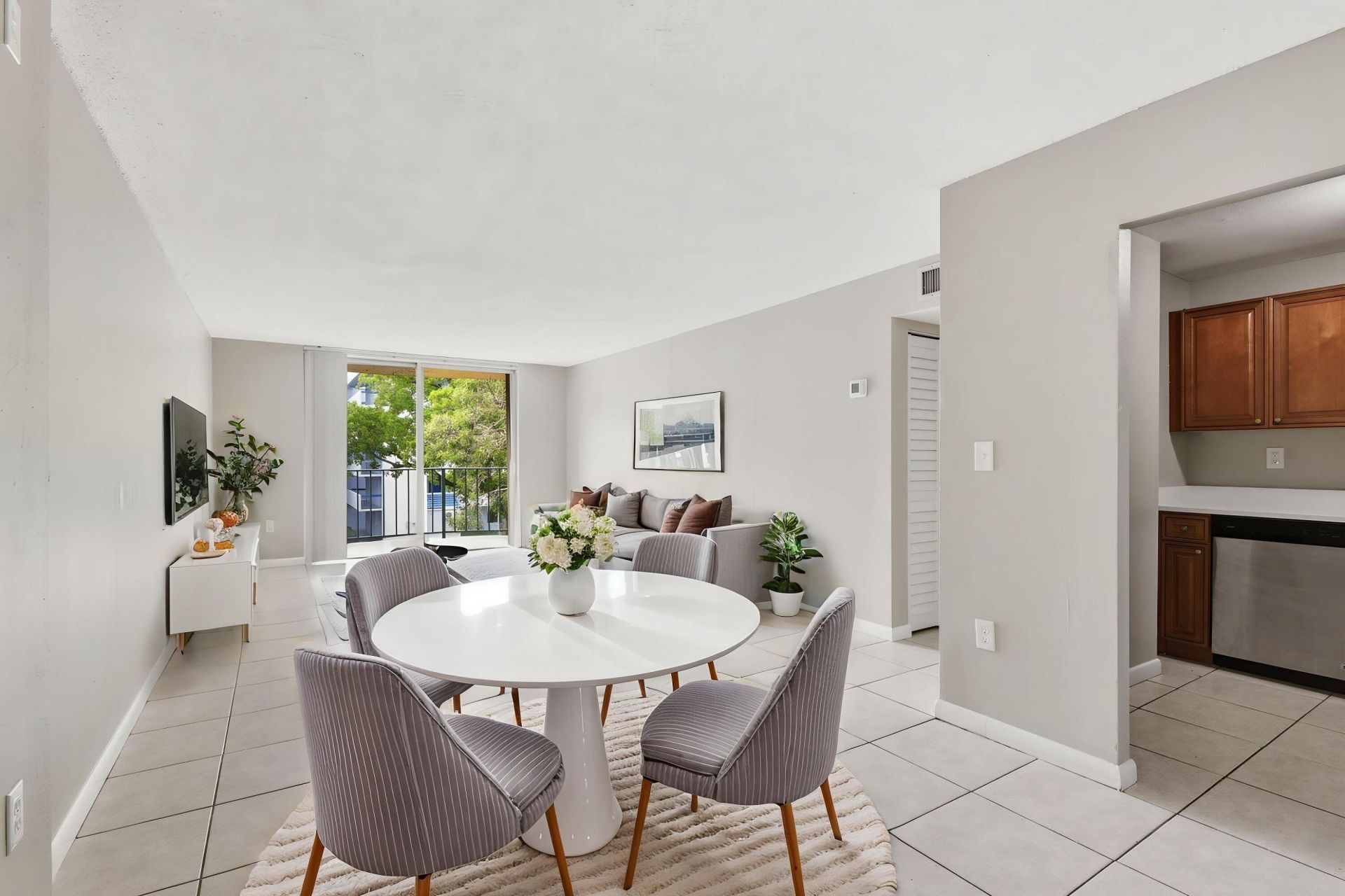 9360 Fontainebleau Boulevard, Unit Apt 310, Miami, FL 33172 Photo