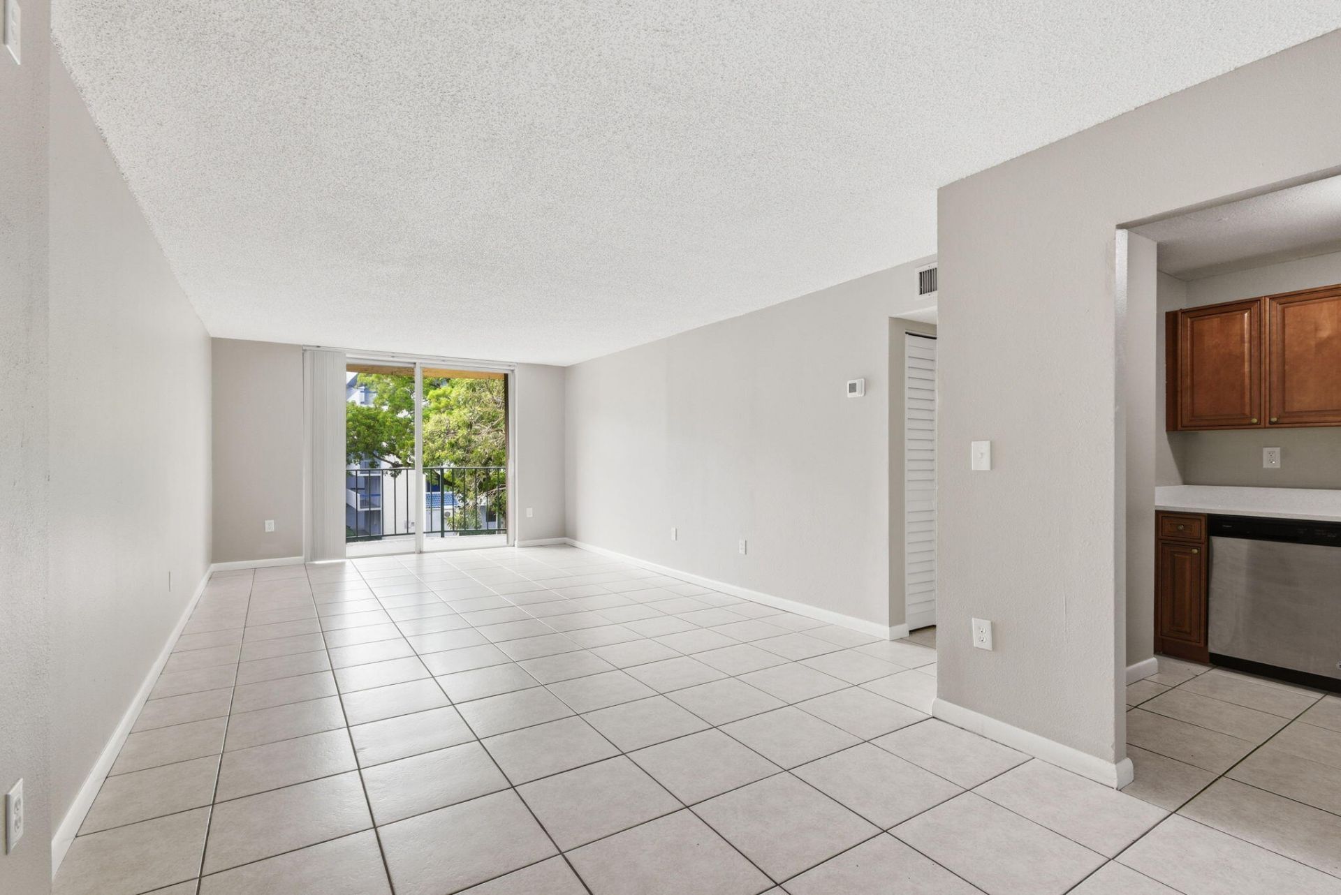 9360 Fontainebleau Boulevard, Unit Apt 310, Miami, FL 33172 Photo