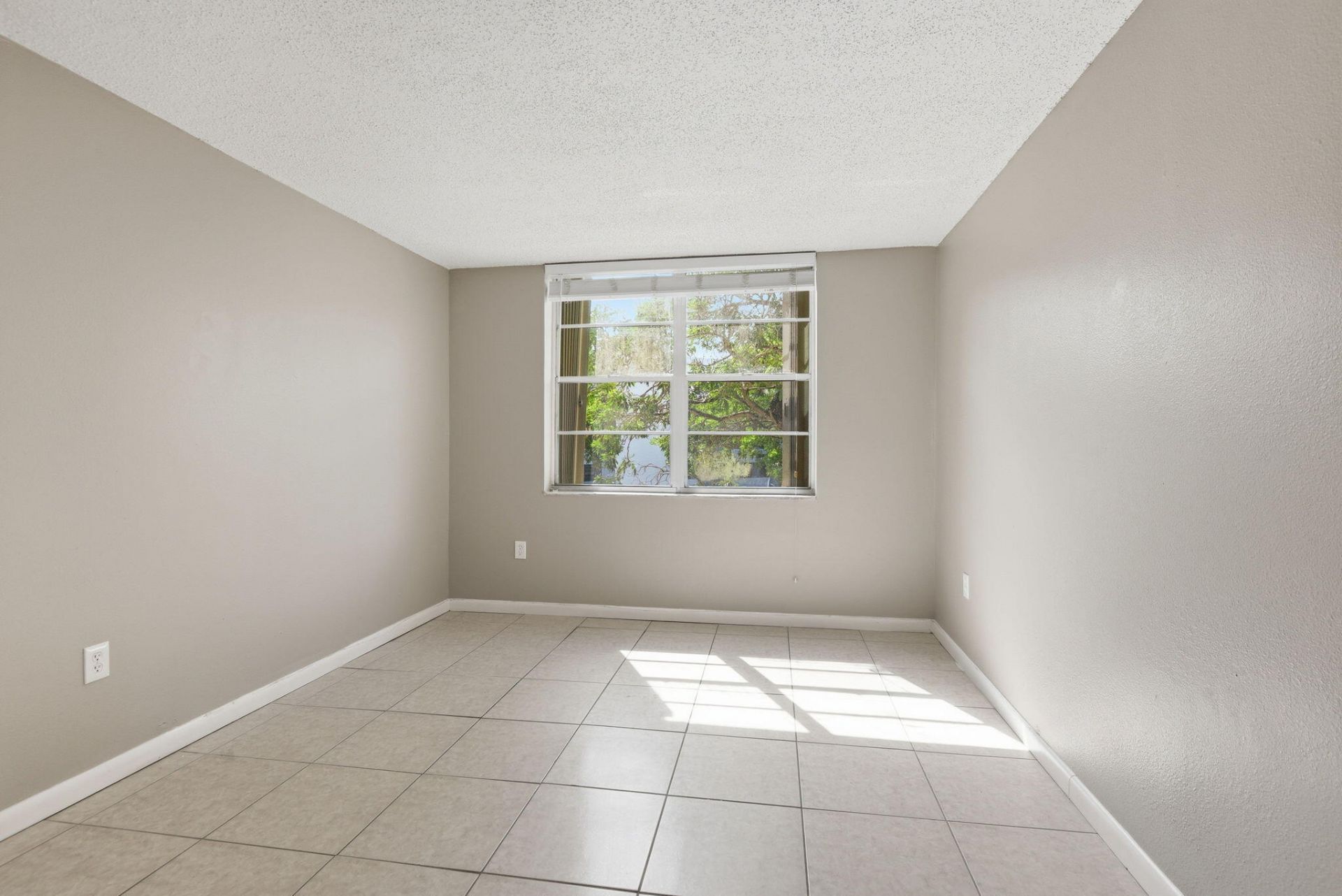 9360 Fontainebleau Boulevard, Unit Apt 310, Miami, FL 33172 Photo
