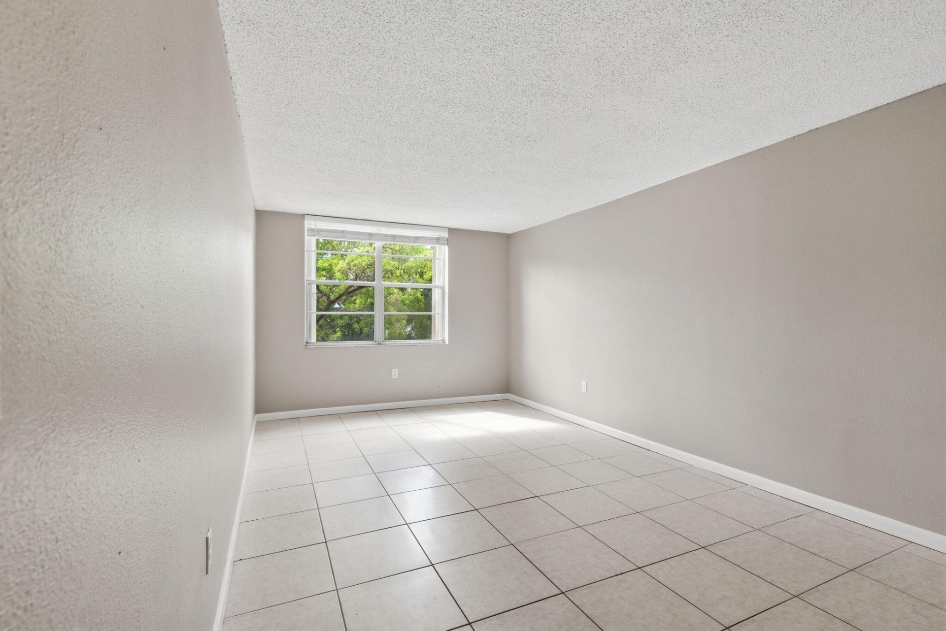 9360 Fontainebleau Boulevard, Unit Apt 310, Miami, FL 33172 Photo