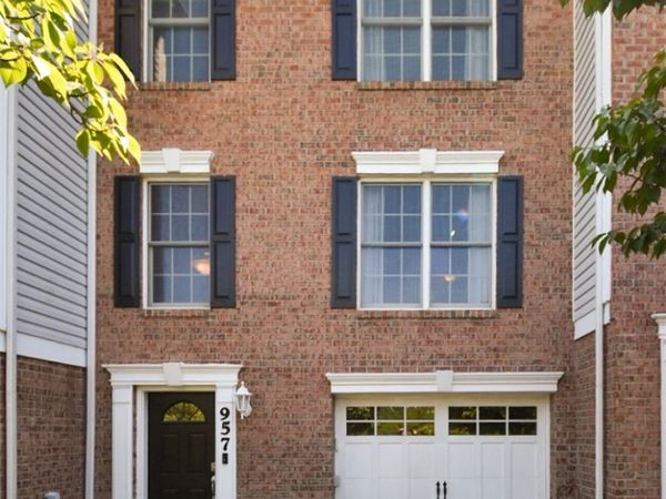 957 Montclair Dr, Coraopolis, PA 15108
