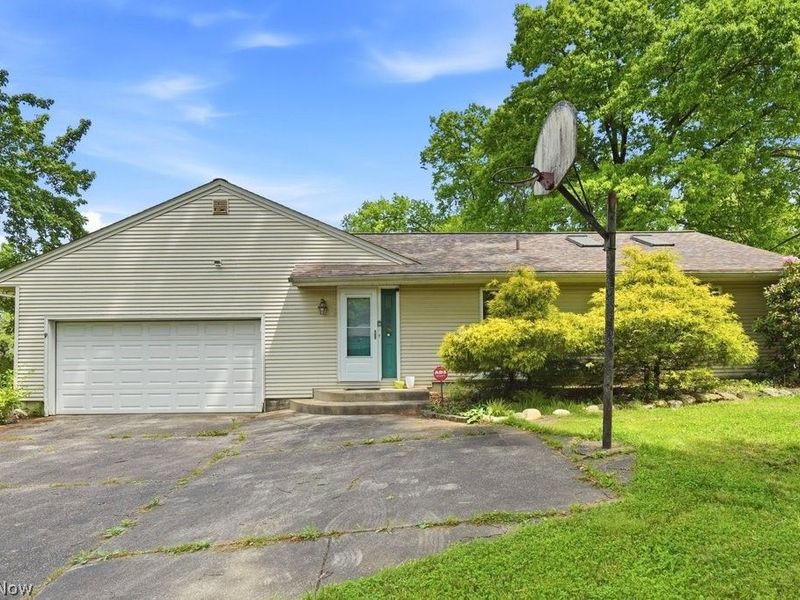 189 Pembroke Road , Akron, OH 44333 Photo 3