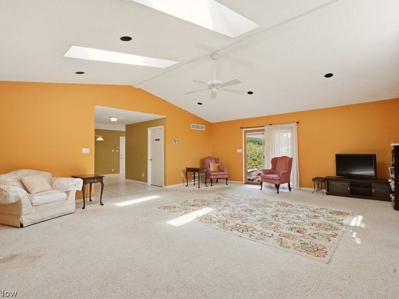 189 Pembroke Road , Akron, OH 44333 Photo 6