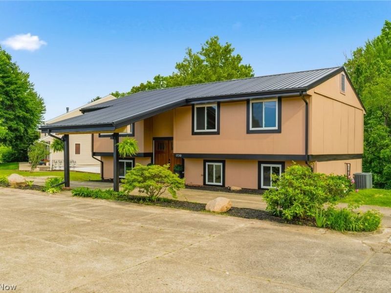 1730 Ledgewood Boulevard NE, Massillon, OH 44646 Photo 2