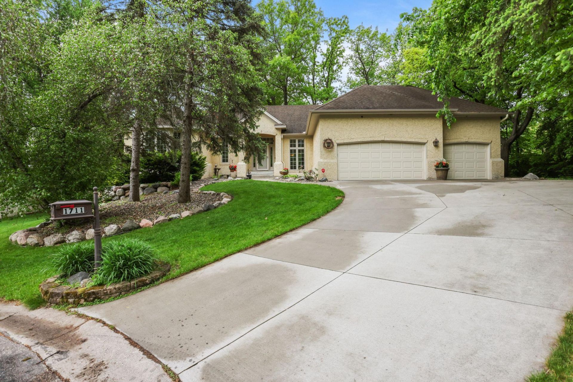 1711 Little Crow Drive , South Saint Paul, MN 55075