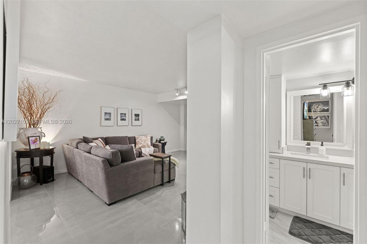 5001 Collins Ave , Unit 1E, Miami Beach, FL 33140 Photo