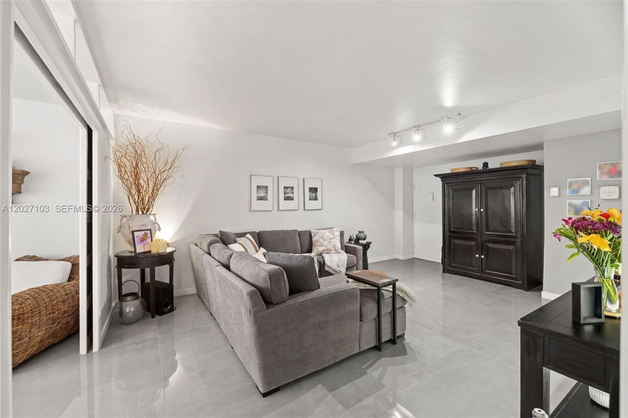 5001 Collins Ave , Unit 1E, Miami Beach, FL 33140 Photo