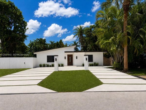 2627 NE 213th St , Miami, FL 33180