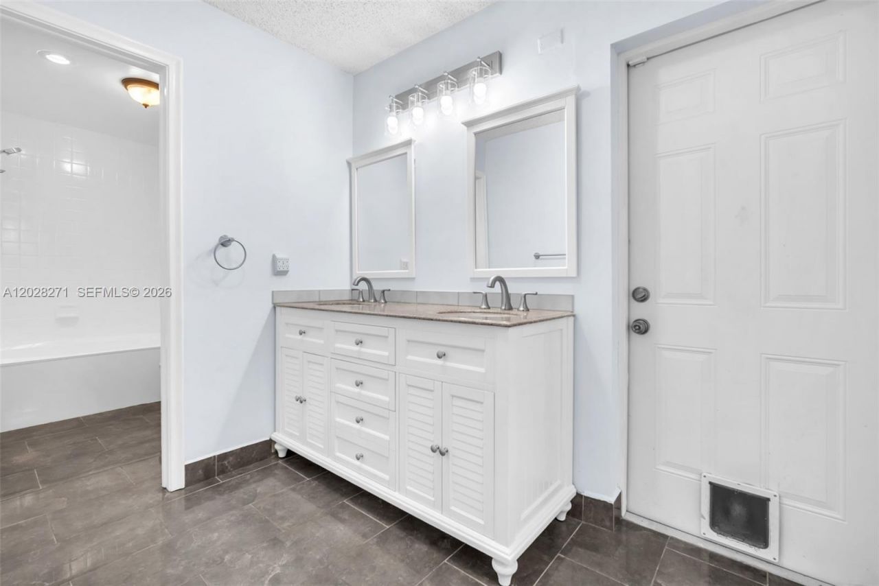 8176 Pine Cir , Unit 6, Tamarac, FL 33321 Photo