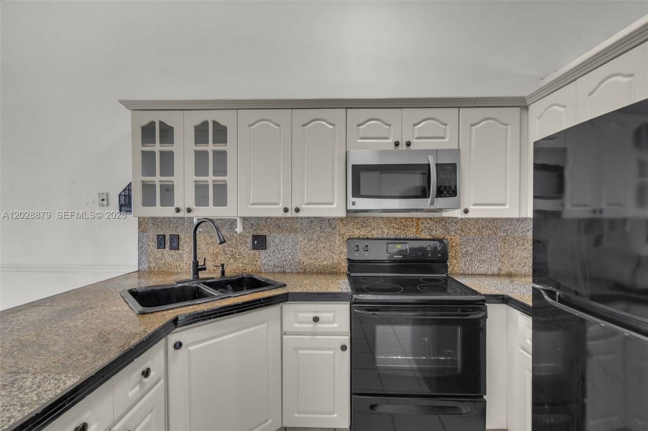 8805 NW 114th Ter, Hialeah Gardens, FL 33018 Photo